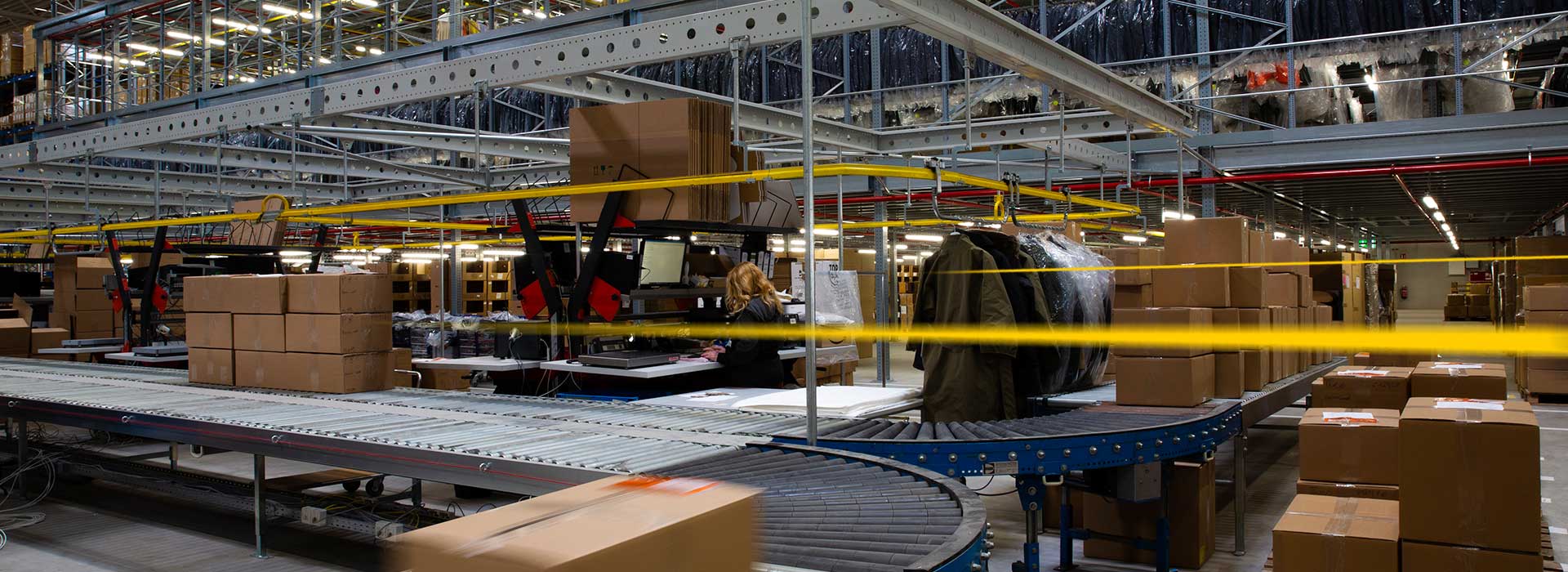 Parcel on a Bergen Logistics conveyor belt | LGI brand