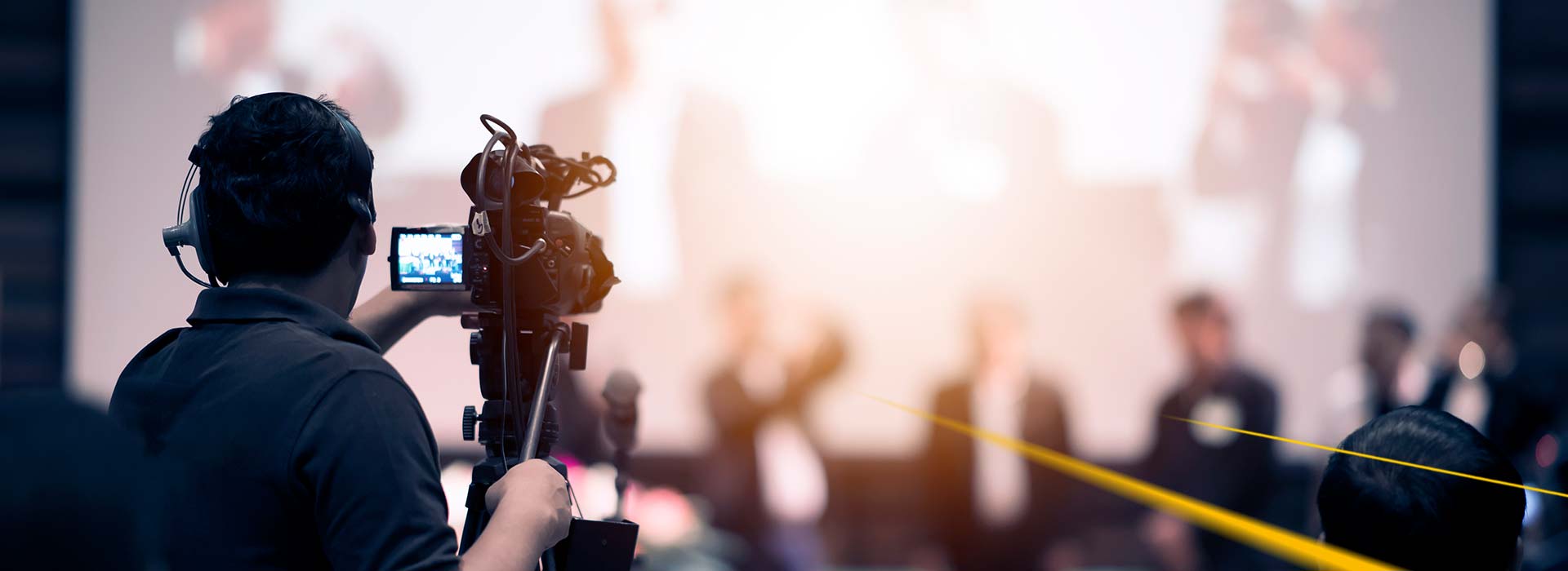 Cameraman with a camera | LGI