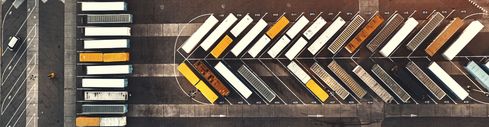 Logistik-Lkws auf einem Parkplatz | LGI